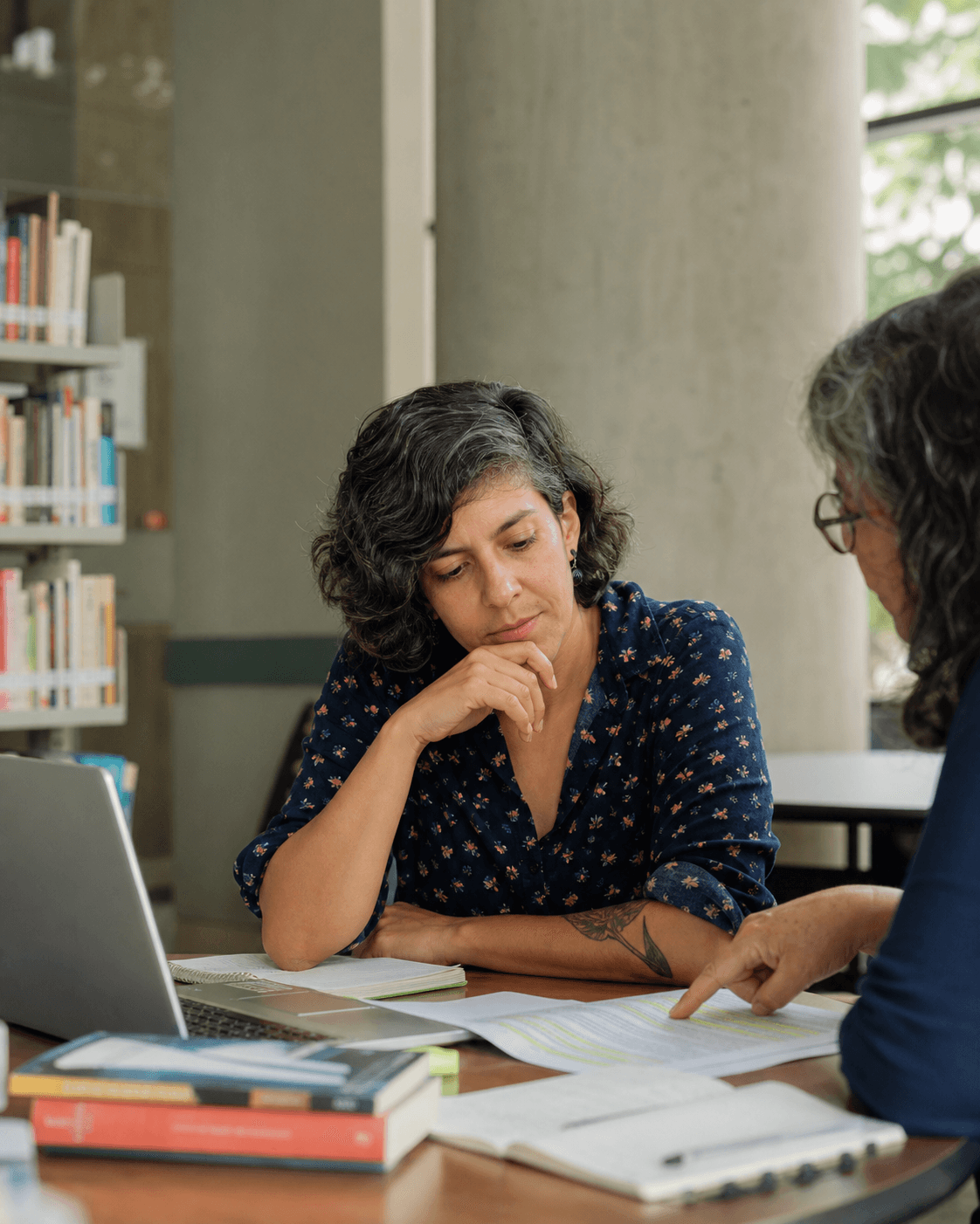 Estudante analisando seu trabalho com apoio especializado